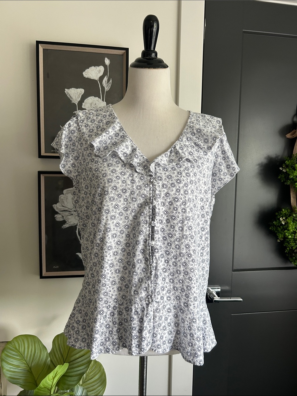 🌺 L White navy blue Floral Ruffle Button-Front peplum Top